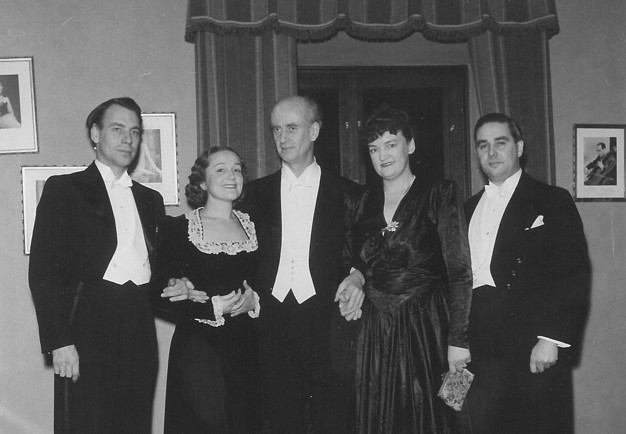 Black and white photograph from the dressing room in Konserthuset. From left: Sigurd Björling, Hjördis Schymberg, Wilhelm Furtwängler, Lisa Tunell and Gösta Bäckelin.