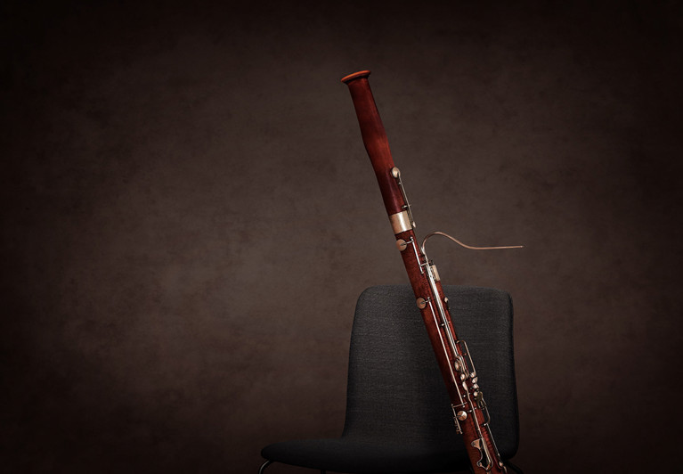 Ung kille som ler. Fotografi.