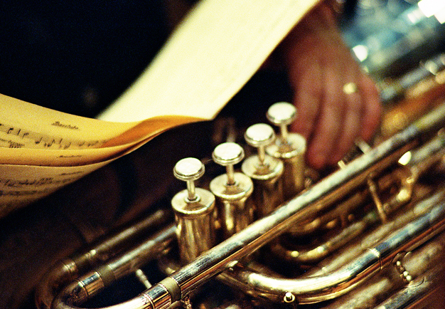 Närbild på trumpet. Fotografi.