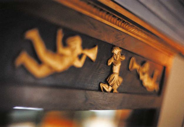 Cherubs carved in wood, painted in gold. Photography.