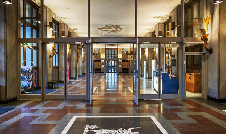 Main foyer. Photo.