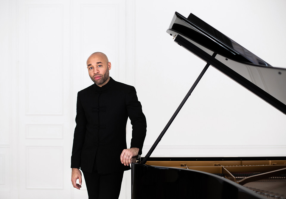 Man vid piano.