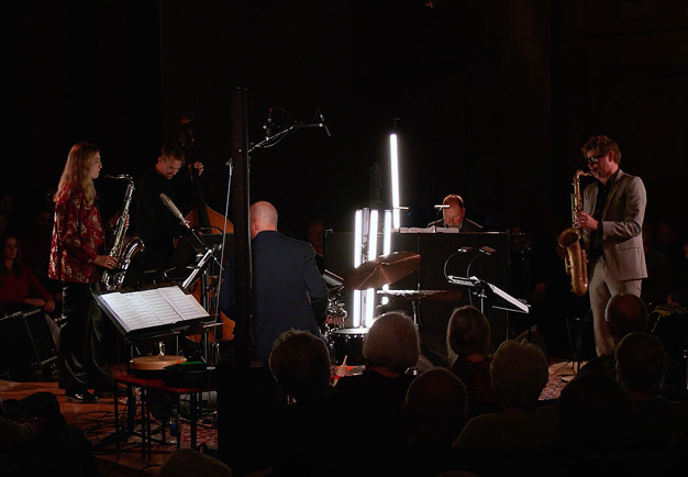 Man som spelar klarinett. Fotografi.