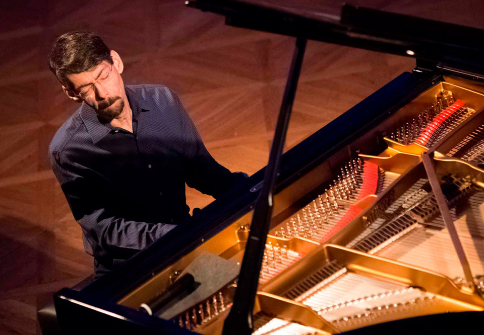 Man som spelar piano. Fotografi.