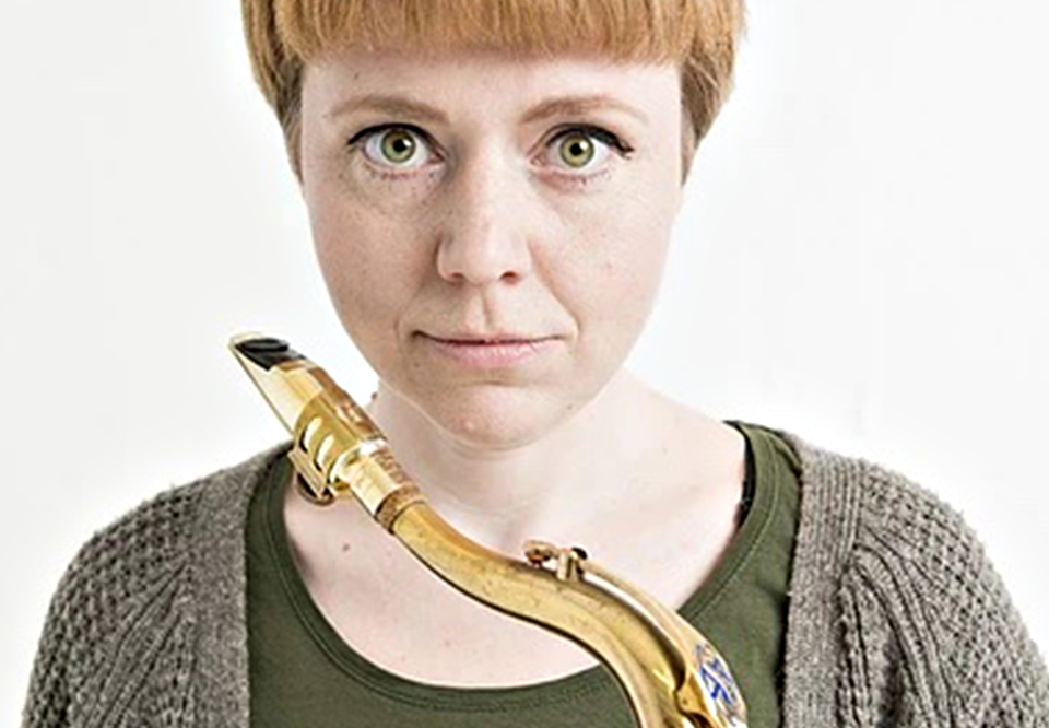 Kvinna med saxofon. Fotografi.