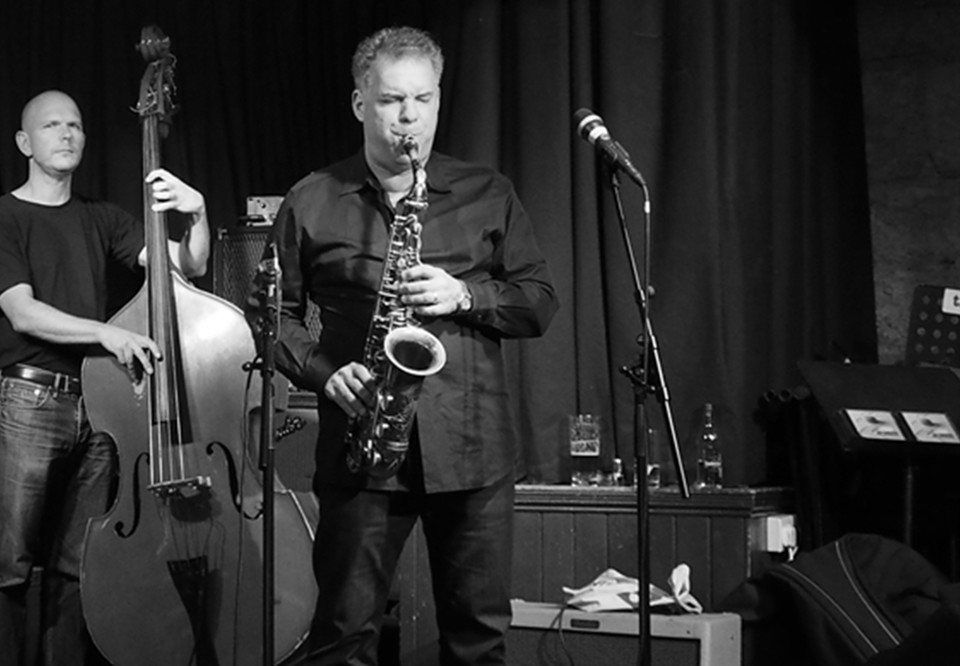 Man som spelar saxofn. Fotografi.