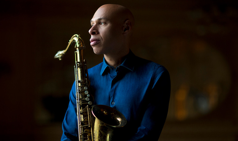 Man med saxofon. Fotografi.