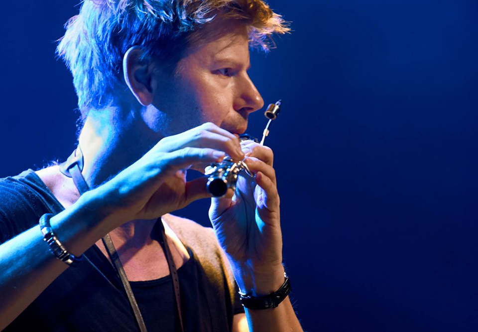 Man som spelar flöjt. Fotografi