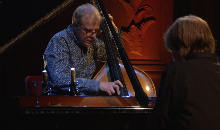 Musiker som spelar. Fotografi.