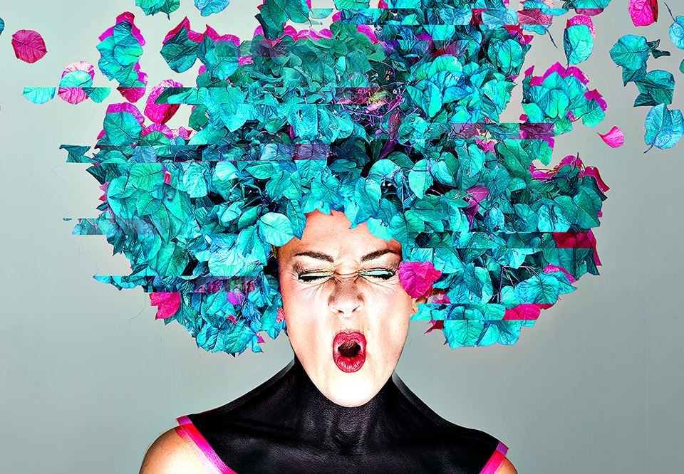 Kvinna med färgglad peruk. Fotografi.