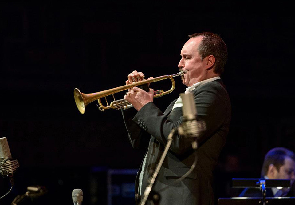 Man som spelar trumpet. Fotografi.