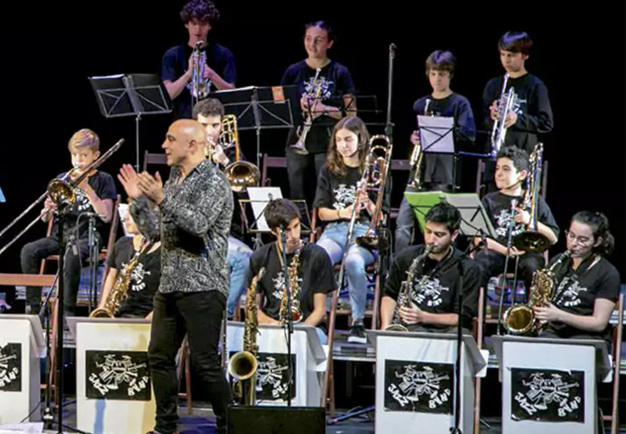 Musicians playing in a big band. Photo.