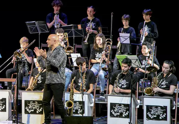 Unga musiker som spelar jazz. Fotografi.