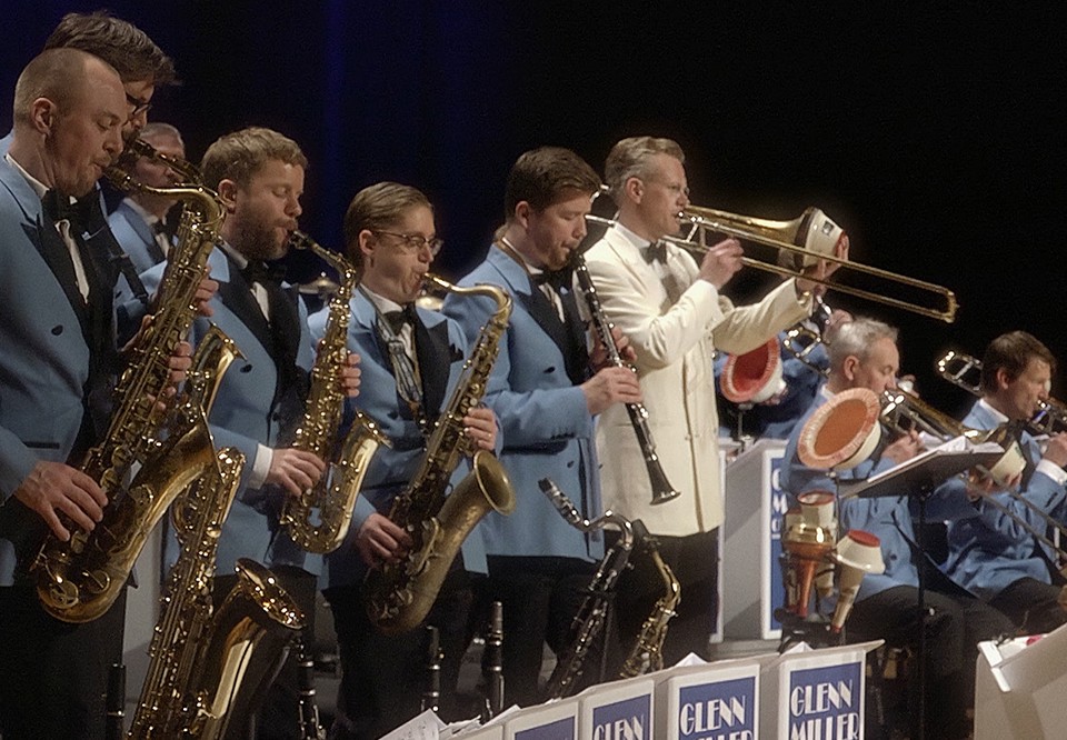 Grupp av mäniskor som spelar olika instrument. Fotografi.