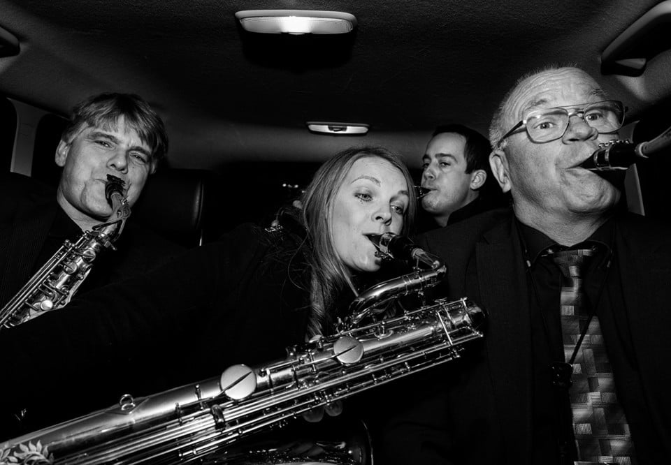 Fyra musiker som spelar saxofon. Fotografi.