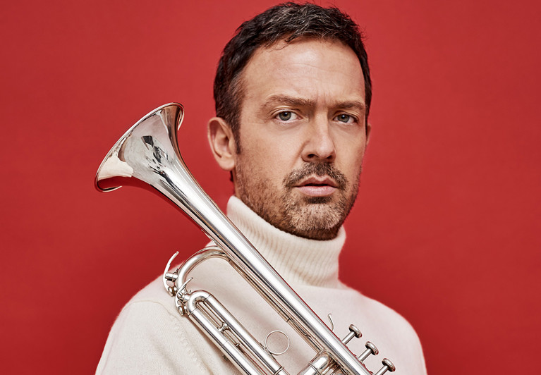 Man med trumpet. Fotografi.