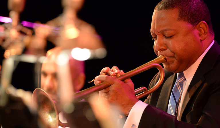 Man som spelar trumpet. Fotografi.