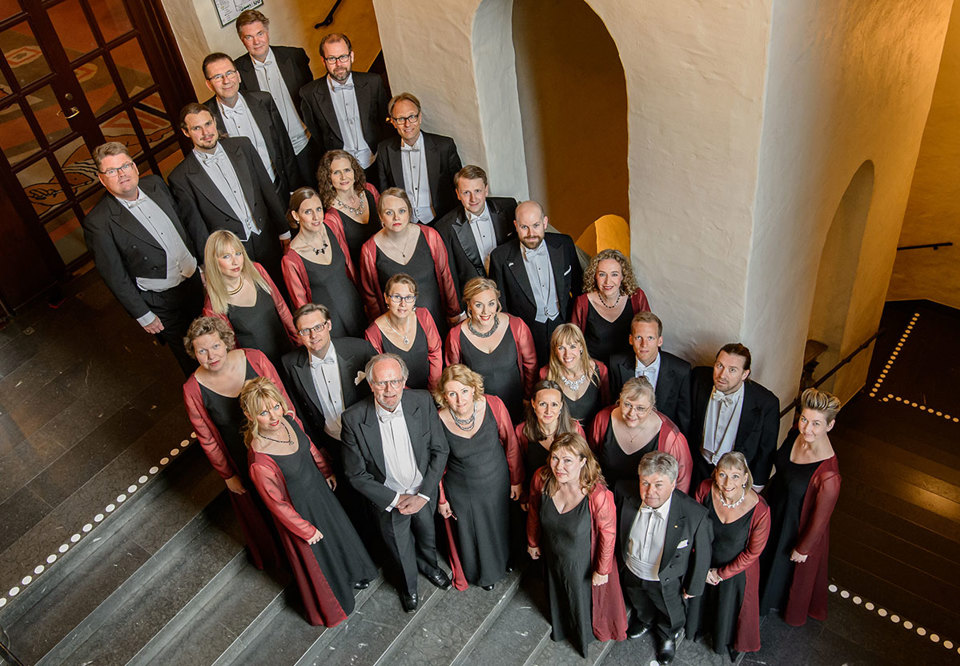 Fotografi på hela kören uppklädda i Konserthuset.