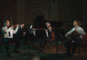 Fyra musiker som sitter ner och spelar. Utdrag ur filmen. 