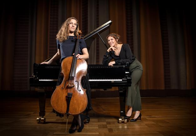 Två kvinnor med sina instrument, en harpa och en cello.