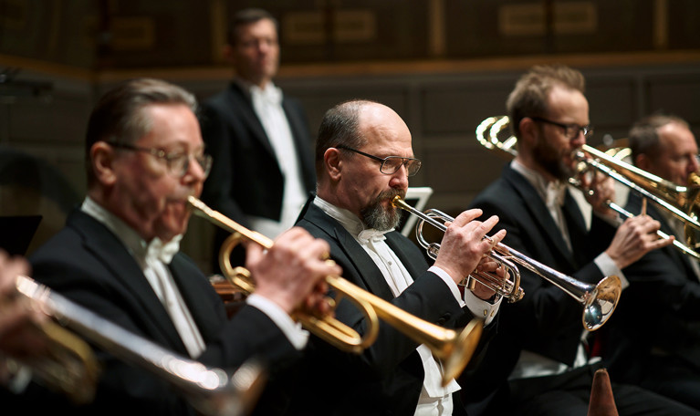 Män som splear trumpet. Fotografi.