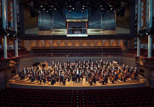 Kungliga Filharmonikerna på scenen.