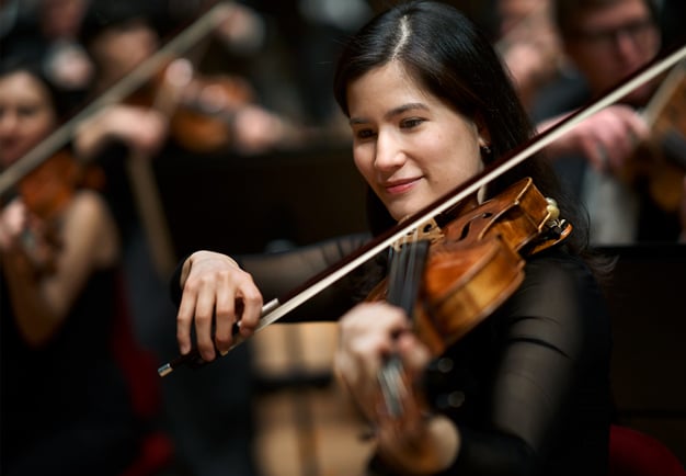 Kvinna som spelar violin. Fotografi.