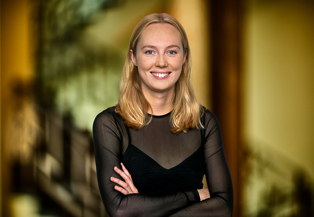 Picture of a smiling woman in glases. Photo.