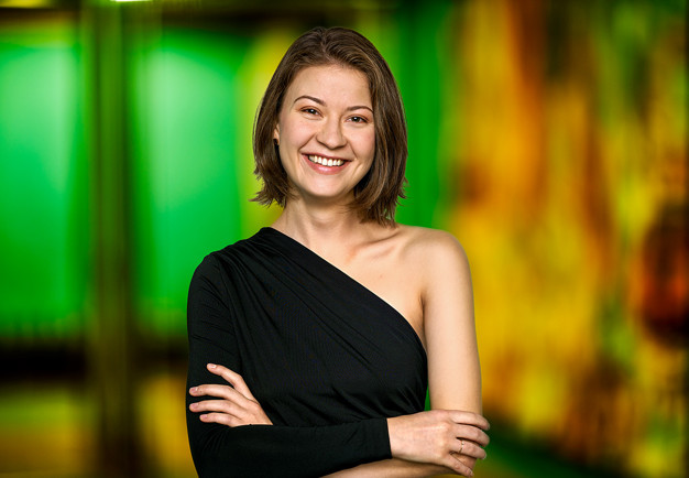 Picture of a smiling woman with glases.