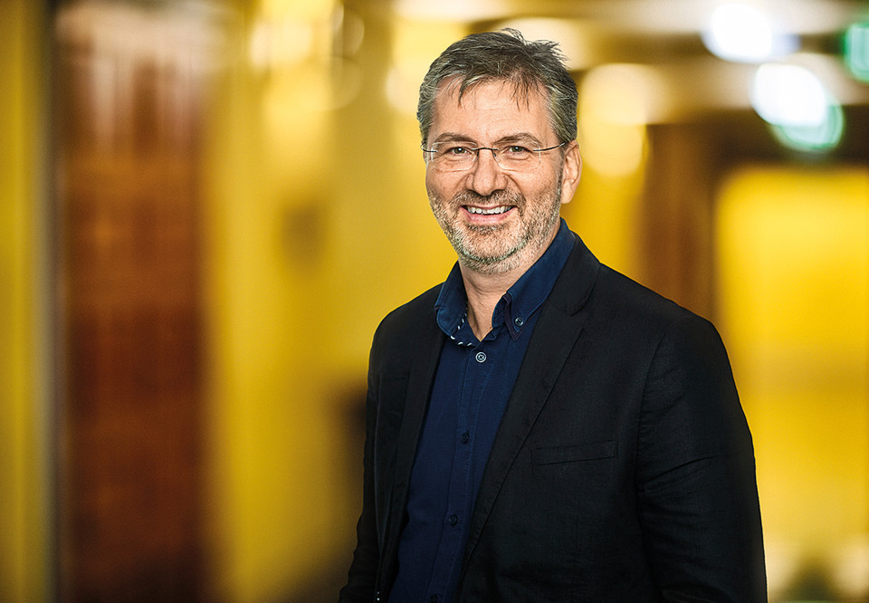 Andreas ser glad ut. Porträttbild. Foto.