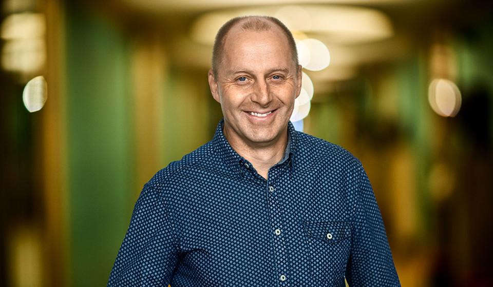 Man smiling into the camera. Photo.