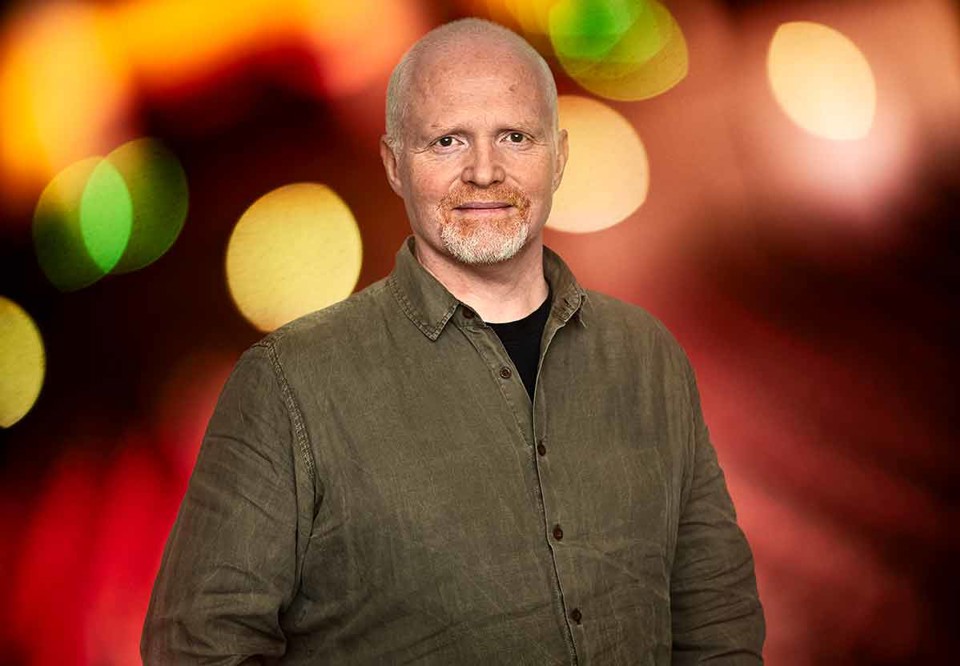 Valur Pálsson ser glad ut, ler och ser in i kameran. Porträttfotografi.