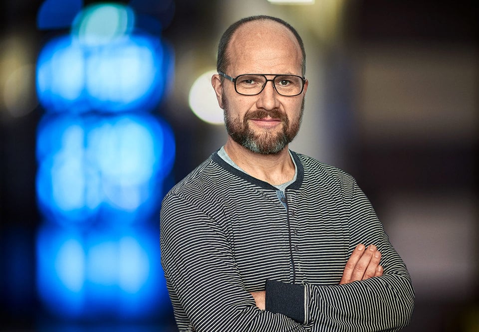 Close up photo of a man with glases. 