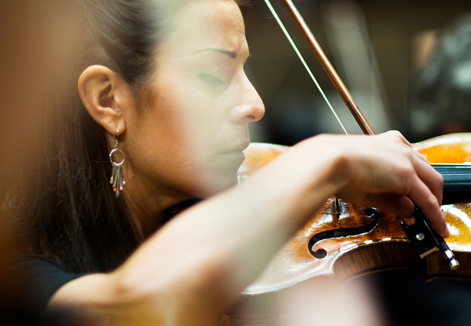 Kvinna som spelar violin. Fotografi