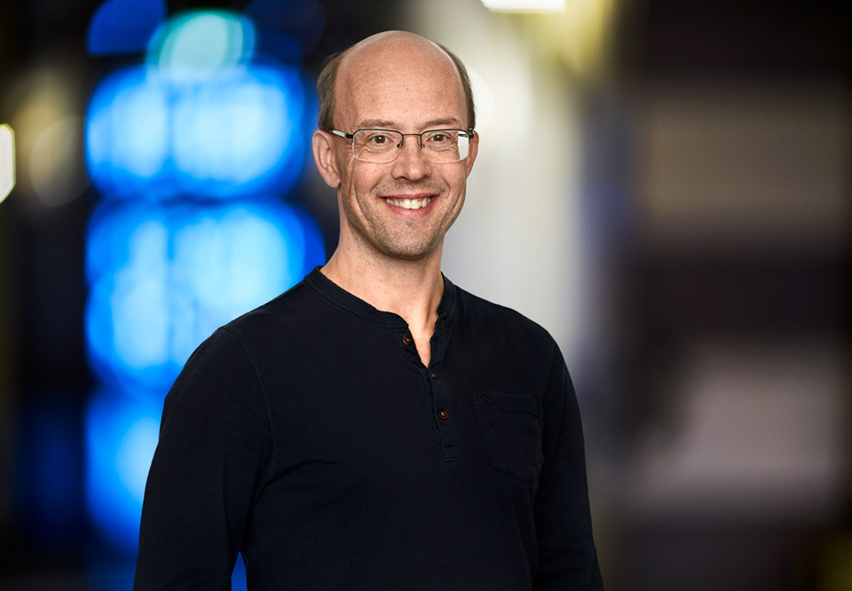 Porträttbild av Johannes. Positiv känsla-