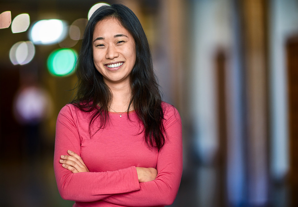 Leendes filharmoniker i rosa tröja. Won-Hee Lee. Fotografi.