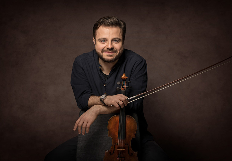 Close up on the violinist Andrej Power. Photo.
