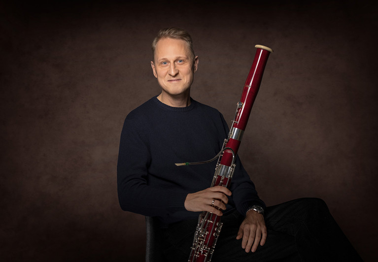 Närbild på leende kille. Fotografi