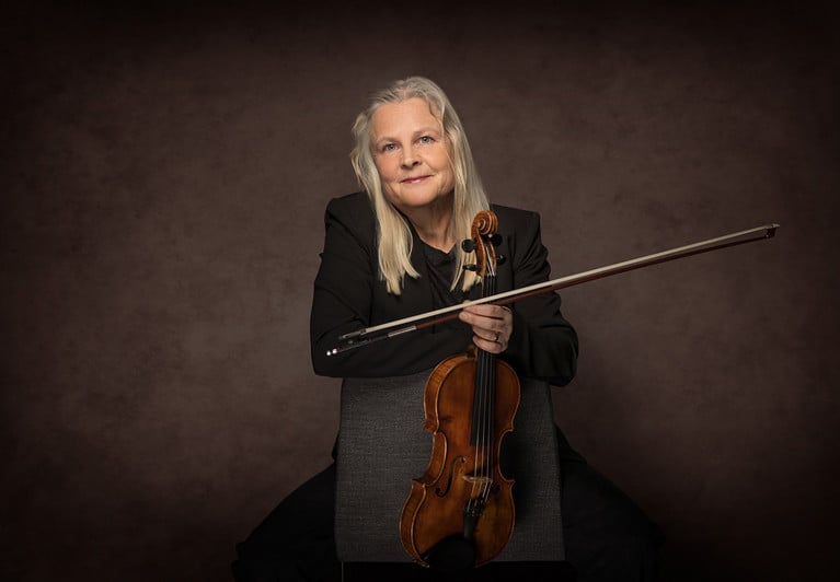 Musiker som tittar in i kameran. Närbild. Fotografi.