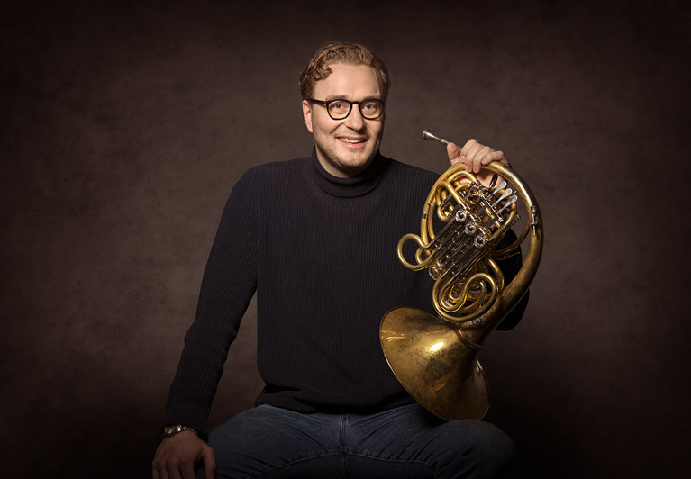 Man som tittar in i kameran. Fotografi.