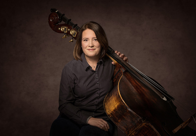 Bild på Maria som ser glad ut. Porträtt.