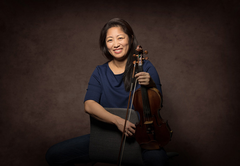 Close-up. Rena looks happy and is smiling. Photography.