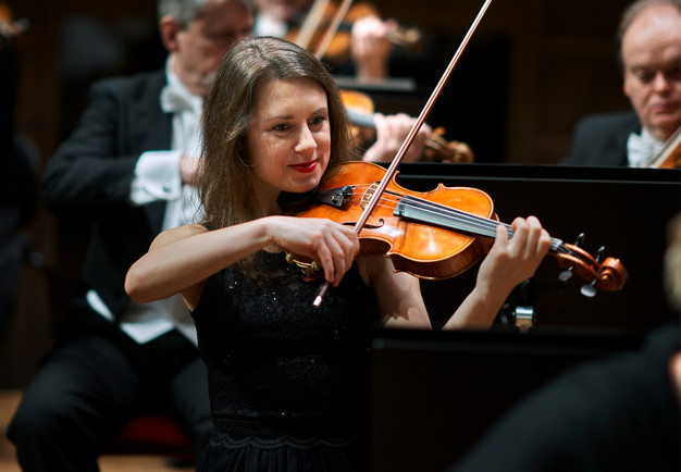 Kvinna som spelar violin. Fotografi.