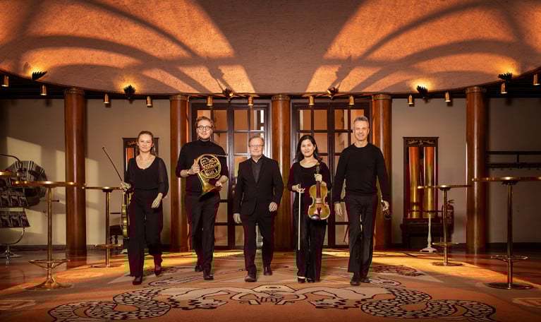 Musiker med instrument. Fotografi