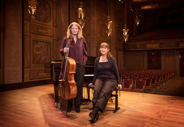 Musiker med instrument. Fotografi