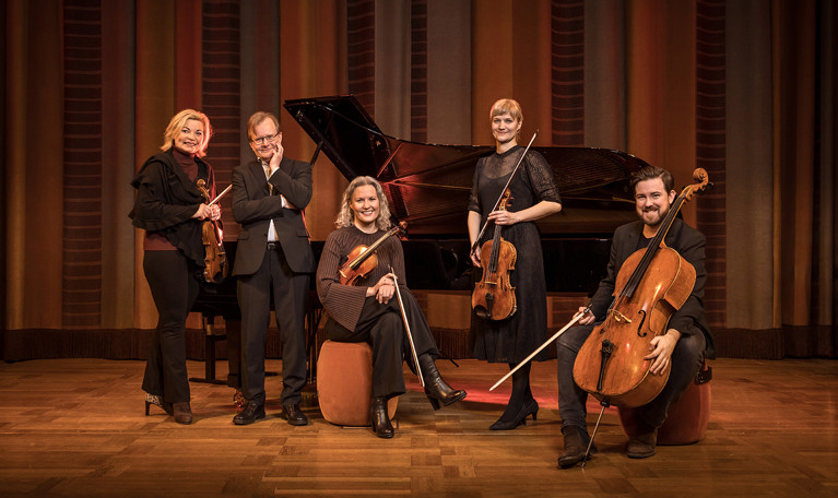 Musicians with their instruments in the foyer´s stairs. Photo. 