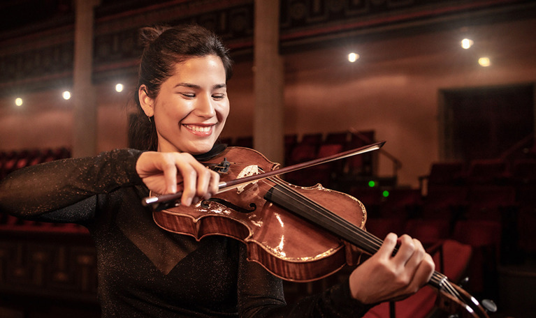 Kvinna som spela violin. Fotografi.