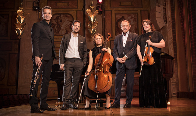 Musicians with their instruments in the foyer´s stairs. Photo. 