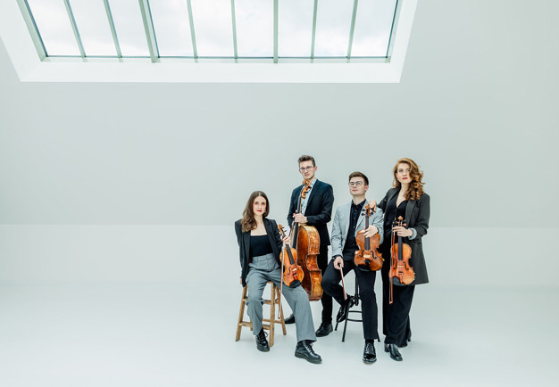 Fyra unga musiker. Fotografi.