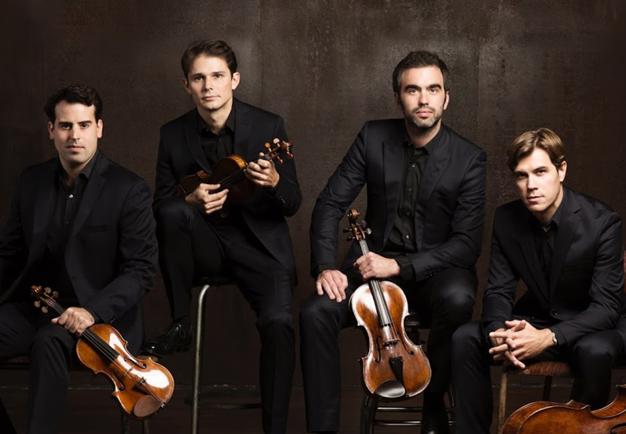 Modiglianli quartet on group image. Photography where the musicians hold their instruments in their hands